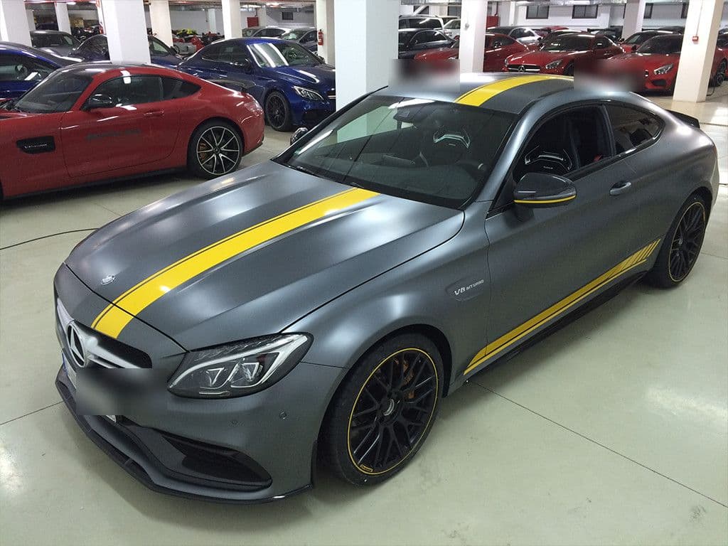 Matt-grau folierter Mercedes-AMG C63 mit gelben Streifen