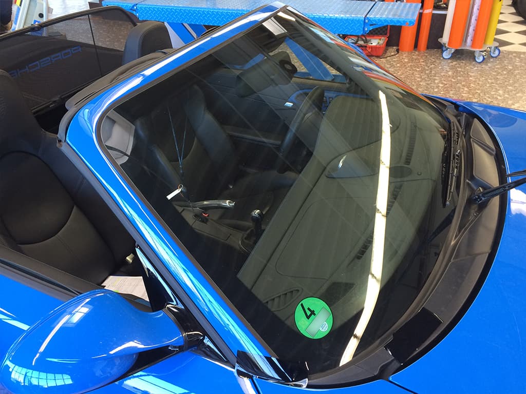 Blick in den Innenraum eines folierten Porsche mit Sitzen und Mittelkonsole